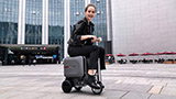 Lo strano caso di una donna multata per aver guidato una valigia scooter