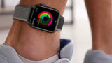 Apple Watch alla caviglia è l'ultima moda che sta inondando i social e non solo. Ma così funziona?