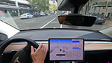 Tesla, guida autonoma Beta v10: non &egrave; "sbalorditiva" se cerca di schiantarsi contro una colonna