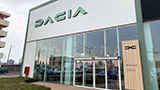 Dacia inaugura la nuova identità visuale. Ecco la nostra visita alla prima concessionaria italiana trasformata