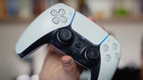 DualSense PS5: guardate quanto è più grande rispetto al DualShock di PlayStation 4