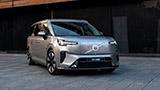 Volvo EM90, il minivan elettrico "living su ruote" &egrave; uscito dalla fabbrica