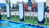 Arrivano i primi Tesla Supercharger, che non sono Tesla Supercharger. Elon Musk ringrazia