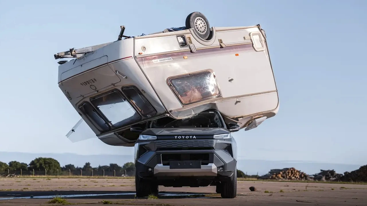 La folle prova di Toyota: caravan lanciato sul suo pick-up elettrico Hilux BEV