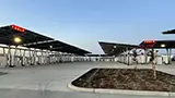 Tesla ha appena aperto un Supercharger incredibile: 168 stalli, fotovoltaico e off-grid