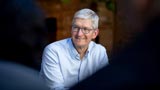 Apple a 50 anni: Tim Cook smentisce il ritiro, ma il successore &egrave; gi&agrave; in pole position