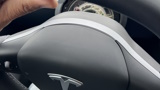 Il volante si stacca dalla sua nuova Tesla Model Y mentre viaggia in autostrada