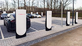 Tesla prepara il Supercharger V4 con display e lettore di carte di credito