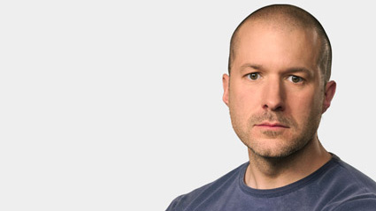 Il genio del design ex-Apple, Jony Ive, conferma: è al lavoro su un dispositivo IA con Sam Altman