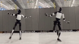 Optimus balla come un umano! Tesla mostra i progressi del suo robot e annuncia la produzione di massa