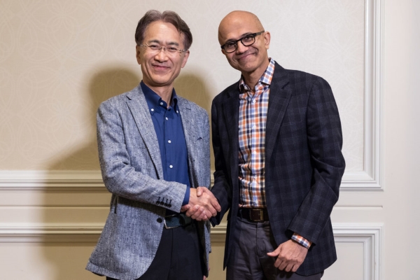 Kenichiro Yoshida, presidente e CEO di Sony Corporation, e Satya Nadella, CEO di Microsoft