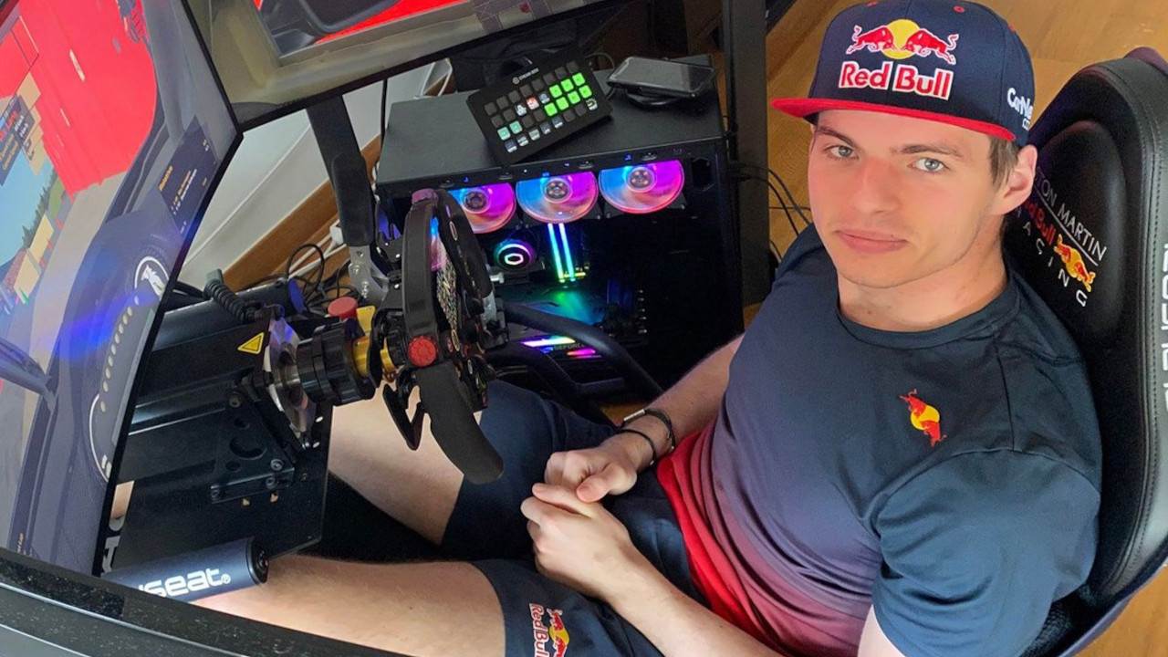 Max Verstappen nella sua postazione per il sim racing